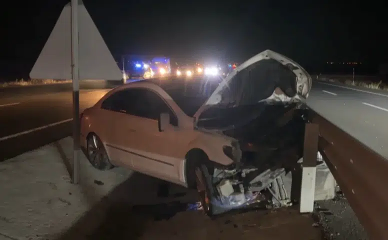Konya'da aşırı süratle 2 aracı hurdaya çeviren sürücü, otostop çekip kaçtı
