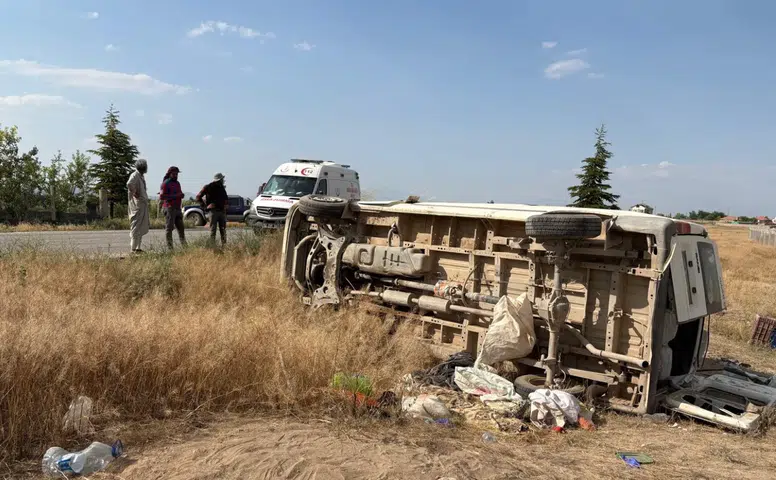 Konya'da tarım işçilerini taşıyan minibüs devrildi: 17 kişi yaralandı