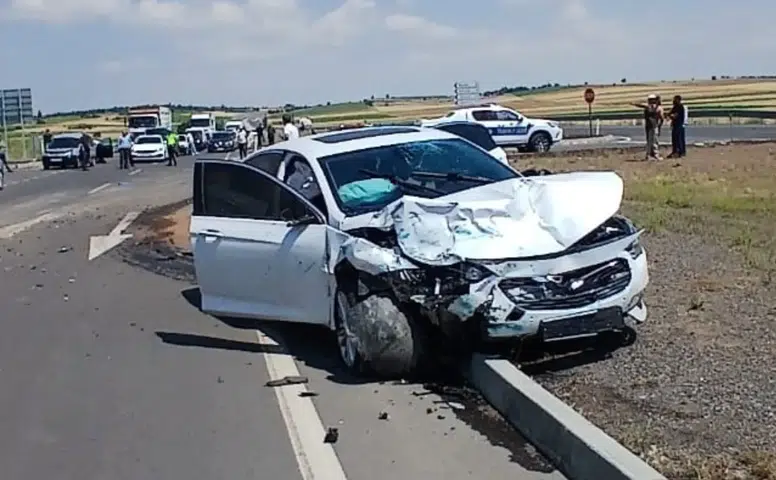 Konya'da otomobil ile hafif ticari araç çarpıştı: 1’i ağır 5 yaralı