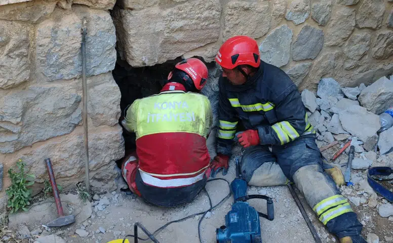 Konya’da itfaiyeden tam 9 saat süren kedi kurtarma operasyonu
