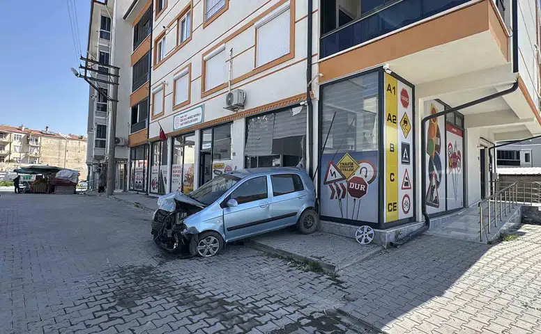 Konya'daki kaza sonrasında ortalık savaş alanına döndü: İş yeri zarar gördü