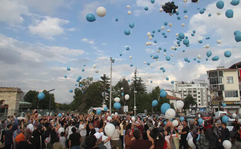Konya'daki yüzlerce kişi Taşköprü'ye geldi: Balonlar Toprak için havalandı