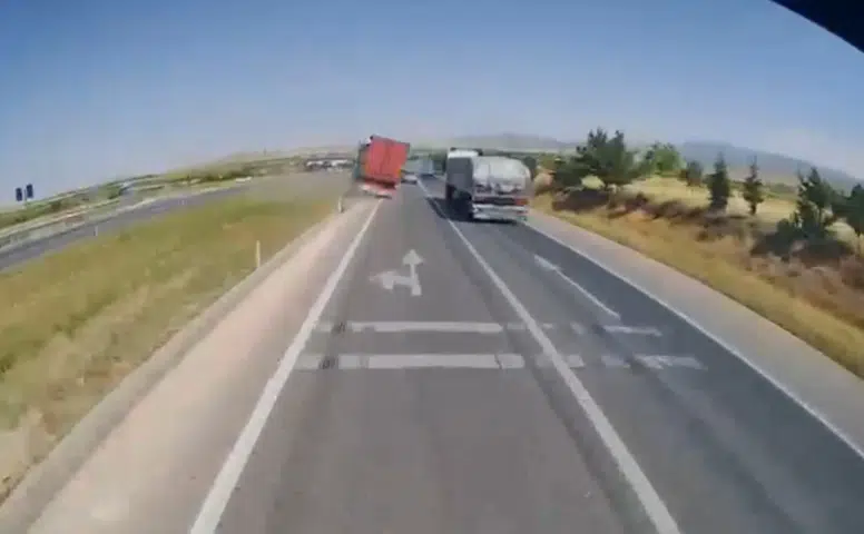 Konya'da yaşanan kaza kameraya yansıdı: 1 kişi öldü, 10 kişi yaralandı