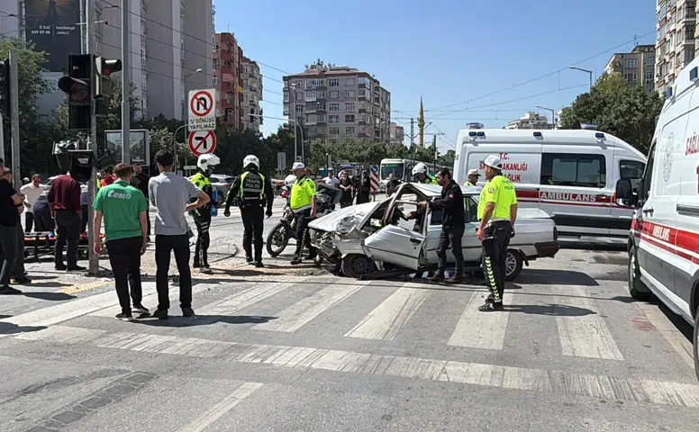 Konya'nın merkezinde feci kaza: Trafik kilitlendi, ağır yaralılar var