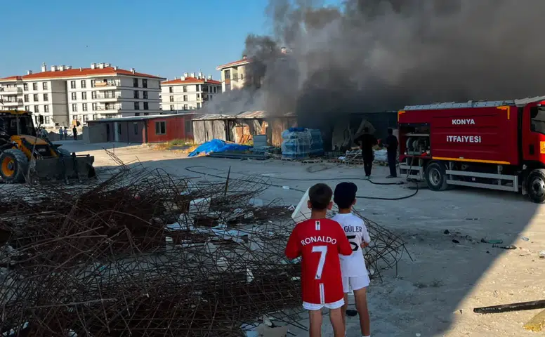 Konya'da şantiye alanındaki konteynerlerde yangın