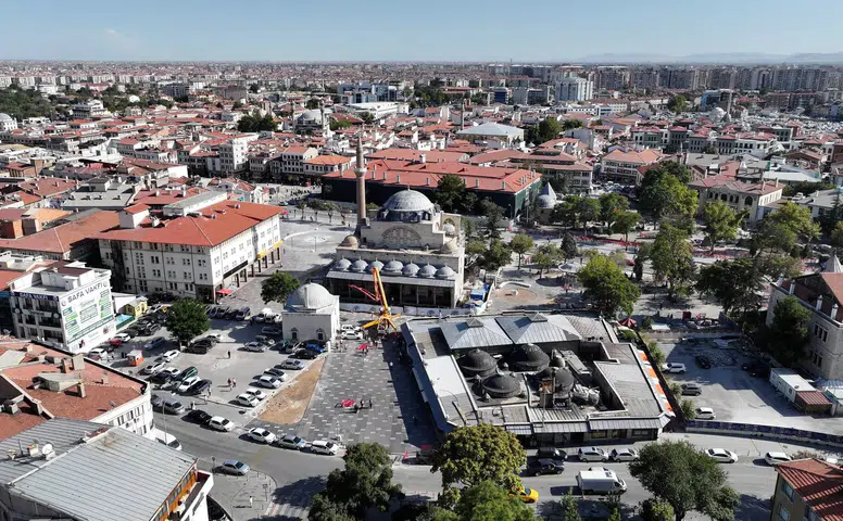 Konya'nın merkezi büyük değişime şahit oluyor: Cadde donatılıyor