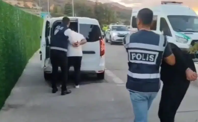 Konya'da "Polis ve savcıyız" diyerek kandıran dolandırıcılar kaçarken yakalandı