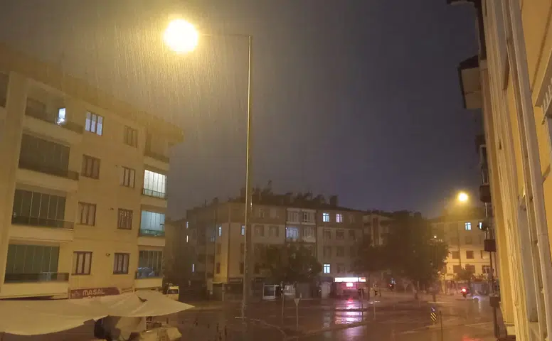 Sağanak yağmur Konya'yı etkisi altına aldı: Bazı yerleri su bastı