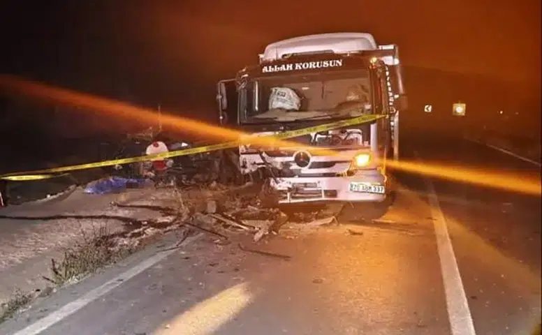 Konya'da kamyon ile otomobil kafa kafaya çarpıştı: 1 ölü, 1 yaralı