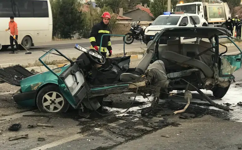 Konya'da hafif ticari aracın çarptığı otomobil ikiye bölündü