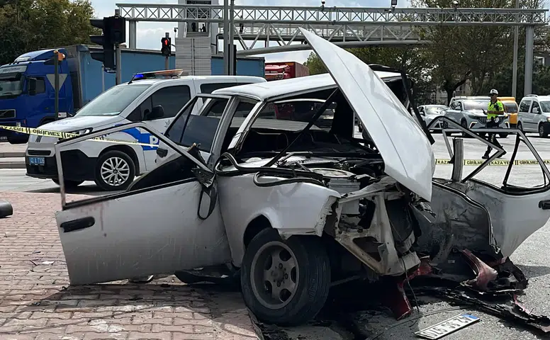 Konya'da otomobiller çarpıştı, Tofaş hurdaya döndü: 3'ü ağır 4 yaralı