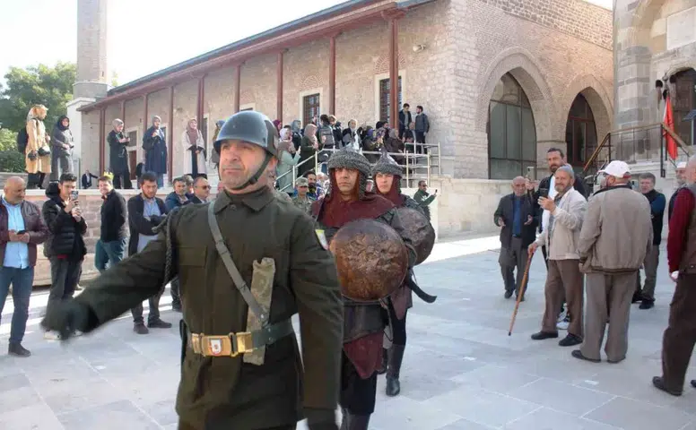 Konya'nın Sultanlar Türbesi'nde nöbet değişti: 800 yıldır ayakta