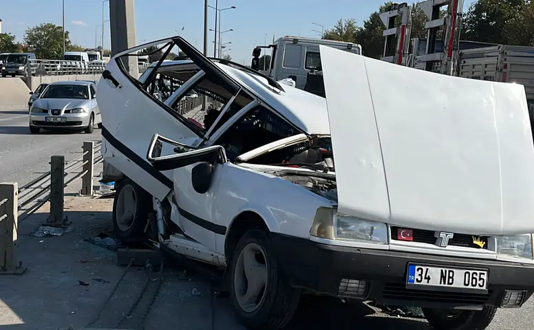 Konya'da kontrolden çıkan otomobil refüje çarptı: 4 yaralı