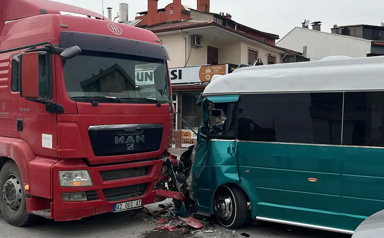 Konya'nın merkezinde hafriyat yüklü kamyon ile minibüs çarpıştı: 10 yaralı
