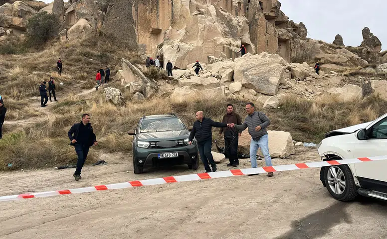 Korkulan oldu!  Kapadokya'da peribacası yıkıldı: Ölü ve yaralılar var