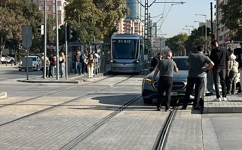 Konya'da tramvay seferini durduran kaza: Rayların üstünde kendini kilitledi