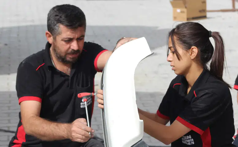 Konya'da babasını izleyerek büyüyen kız, kaportacılığı meslek edindi