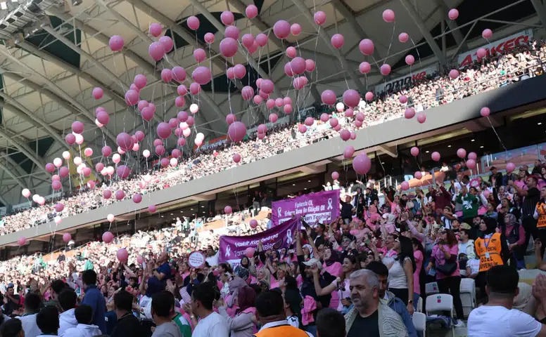 Konya’da pembe farkındalık: Stadyumda anlamlı mesaj