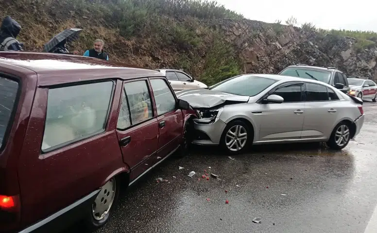 Antalya-Konya Yolu’nda 3 araçlı zincirleme kaza: 3 yaralı