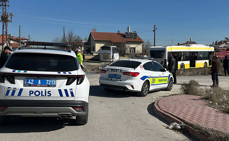 Konya'da feci kaza: Servis aracı ile otobüs çarpıştı 20 yaralı var