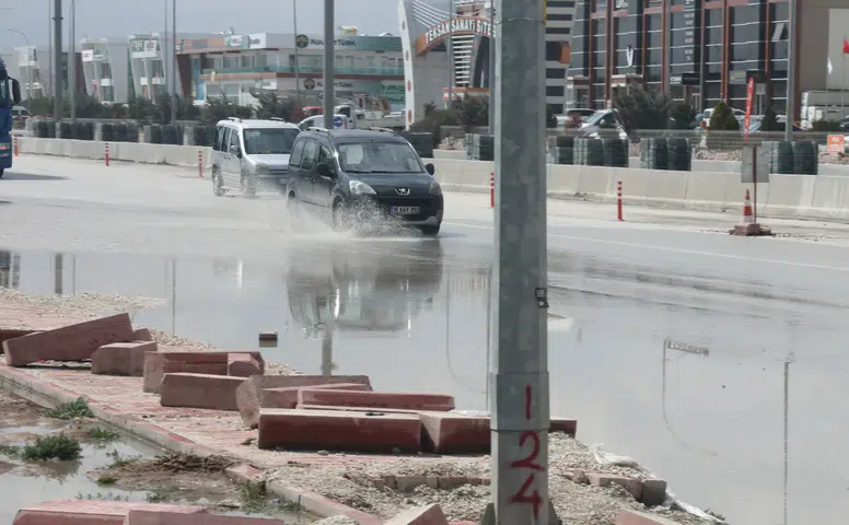 Konya'da hızla su birikintisine giren otomobil takla attı