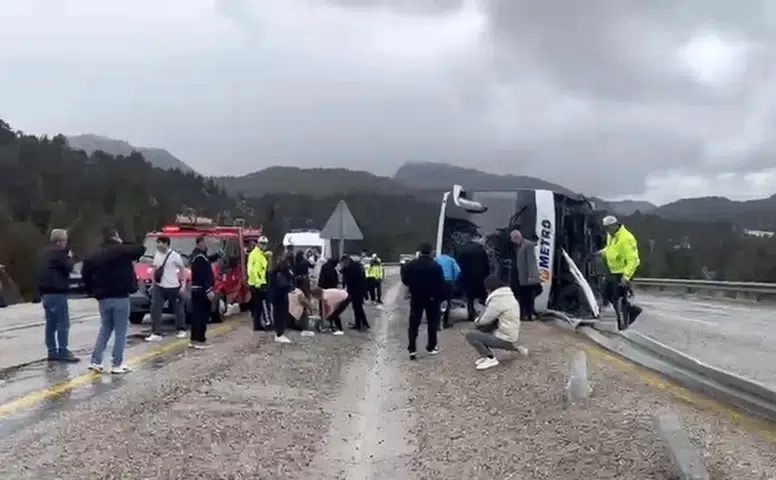Konya'nın meşhur yolunda facia! Otobüs devrildi çok sayıda yaralı var