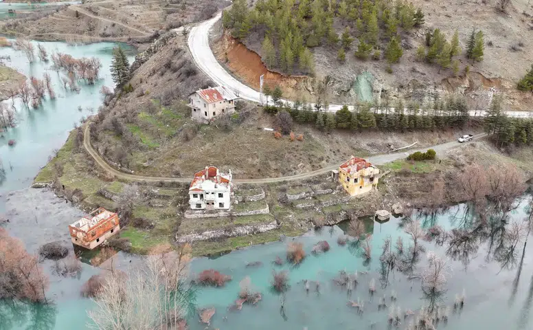 Konya'nın 2 mahallesini bağlayan yol sular altında kaldı: Sürücülere uyarı