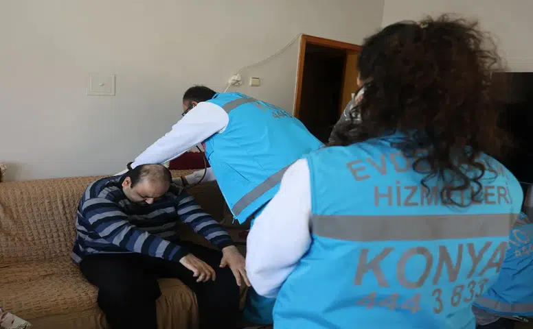 Türkiye'ye örnek: Konya'da evden çıkamayan engelli hastalara evde sağlık raporu hizmet