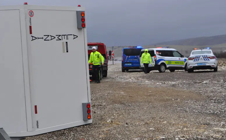 Alman turistler Konya yolunda kaza yaptı: Ortalık savaş alanına döndü