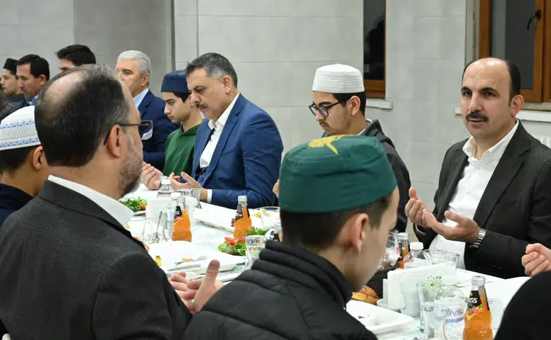 Kabinenin hafız bakanı, Konya'da 45 yıl önceki anılarını tazeledi