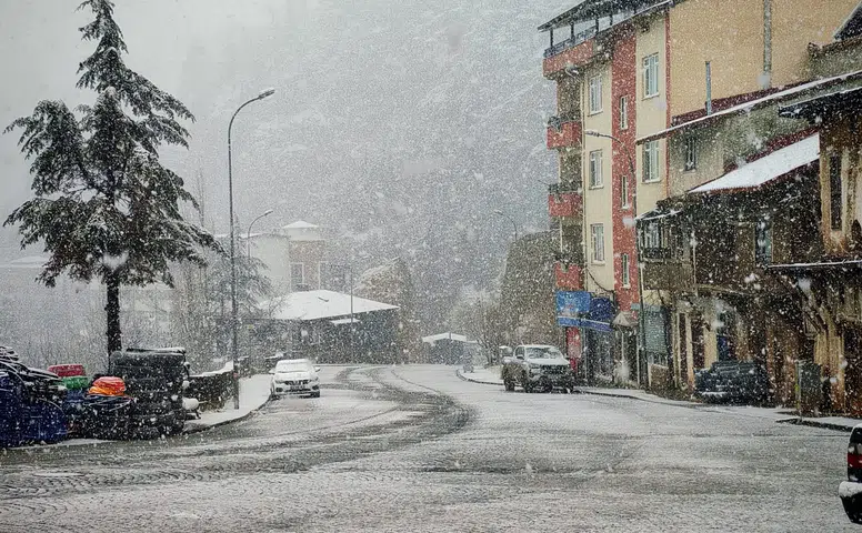 Konyalılar baharı bekliyordu kar geldi: Beyaz bereket yağıyor