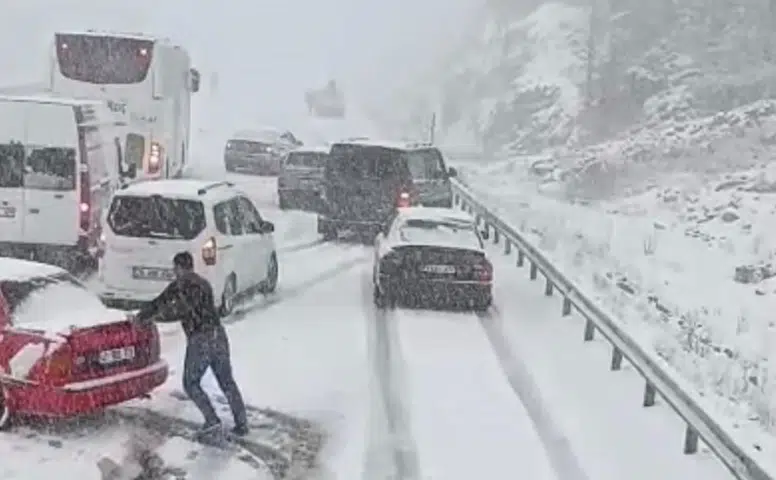 Alacabel'de nisan ayında kar sürprizi: Sürücüler zor anlar yaşadı