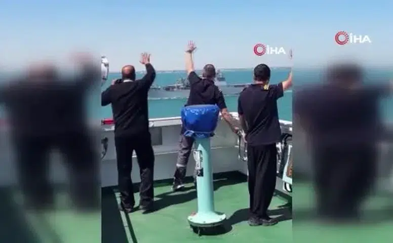 Süveyş’te gurur anları: Türk savaş gemilerini Türk denizciler böyle selamladı