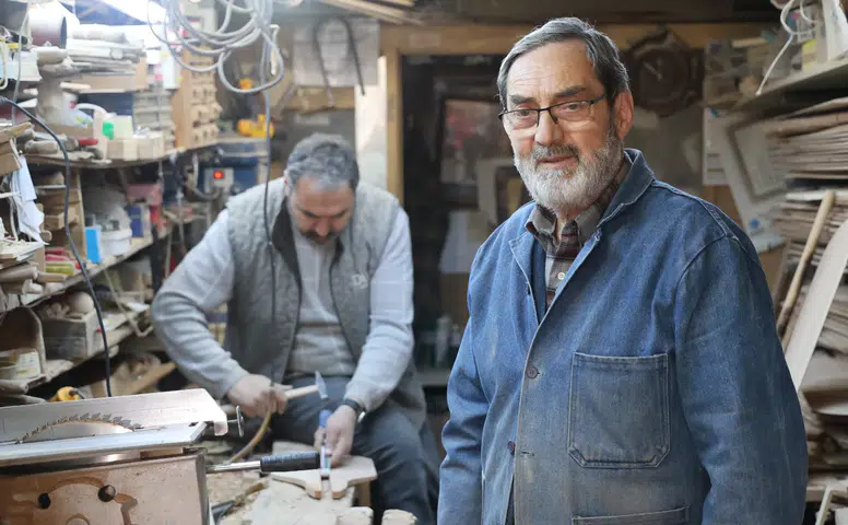 Konya'da sırt sırta veren baba ve oğlu ahşap sanatını yaşatıyor