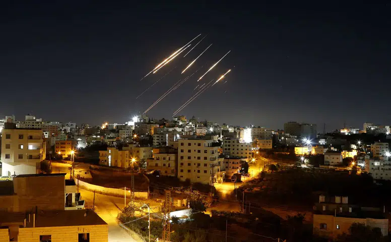 Dünya diken üstünde: Bazı ülkelerde sokağa çıkma yasağı ilan edildi