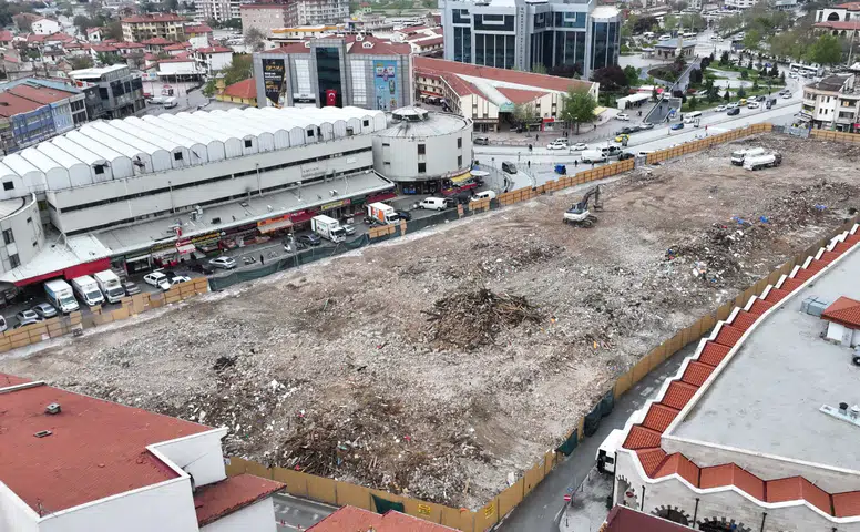 Konya’ya değer katacak dönüşüm: Ömrünü tamamlayan binalar yıkıldı
