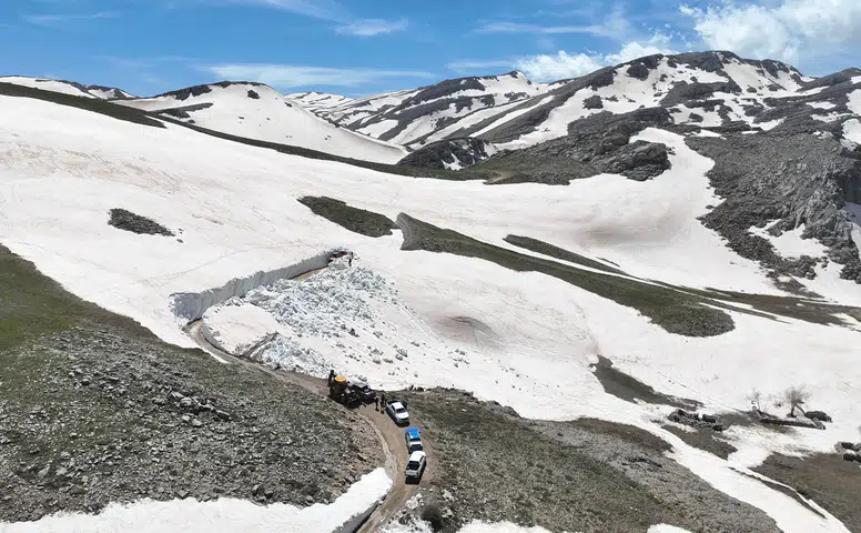 Konya'nın yanı başına ilk kez bu kadar kar yağdı: Yollar açılıyor