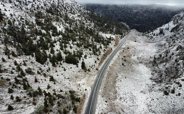 Konya ve etrafı kar yağışına teslim oldu: Köy yollarına ulaşım kapandı