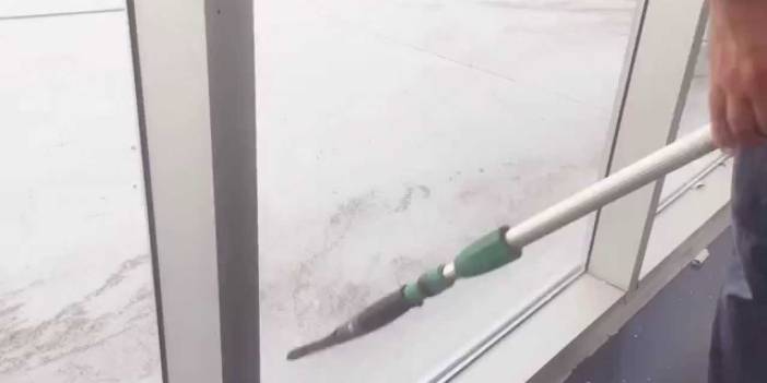 Camlardaki lekeler nasıl çıkar? Camdaki lekeleri kolaylıkla çıkaran 3 yöntem