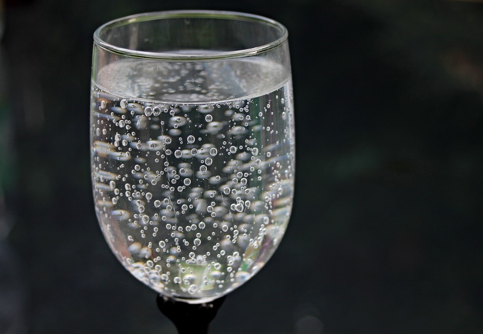 water-glass-2686973-960-720.jpg