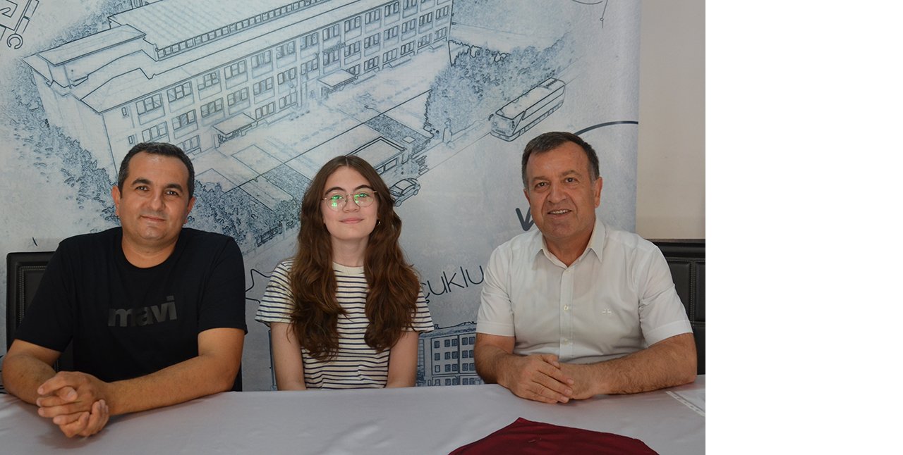 yontem-ogrencisi-lgs-turkiye-birincisi-zeynep-ela-basyontem-egitim-kurumlari-yonetim-kurulu-uyesi-ozgur-pazarci-ve-okul-muduruyle-birlmikte-foto.jpg