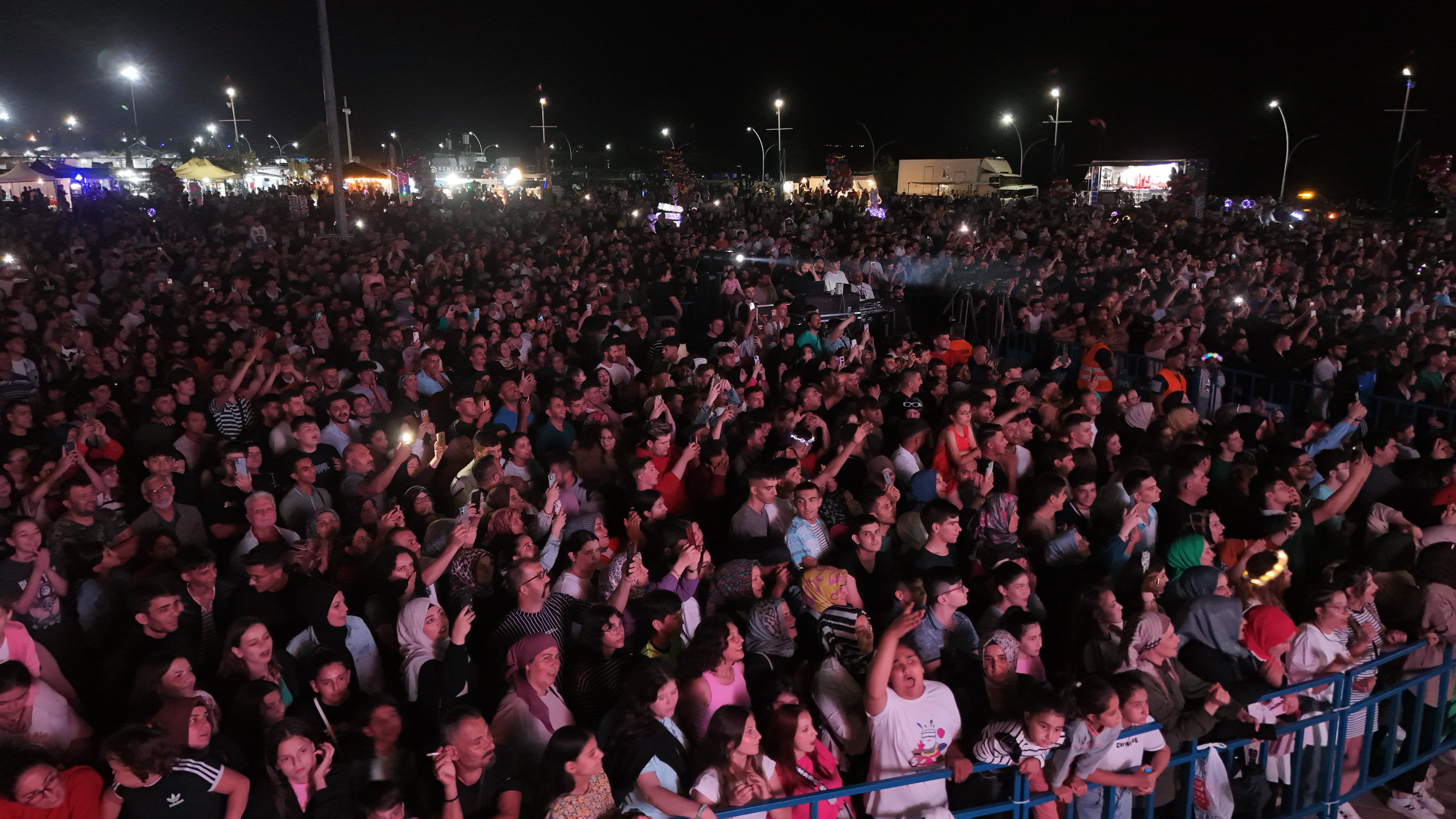 beysehir-gol-festivalinde-ozgur-can-coban-ruzgari-esti-1.jpeg