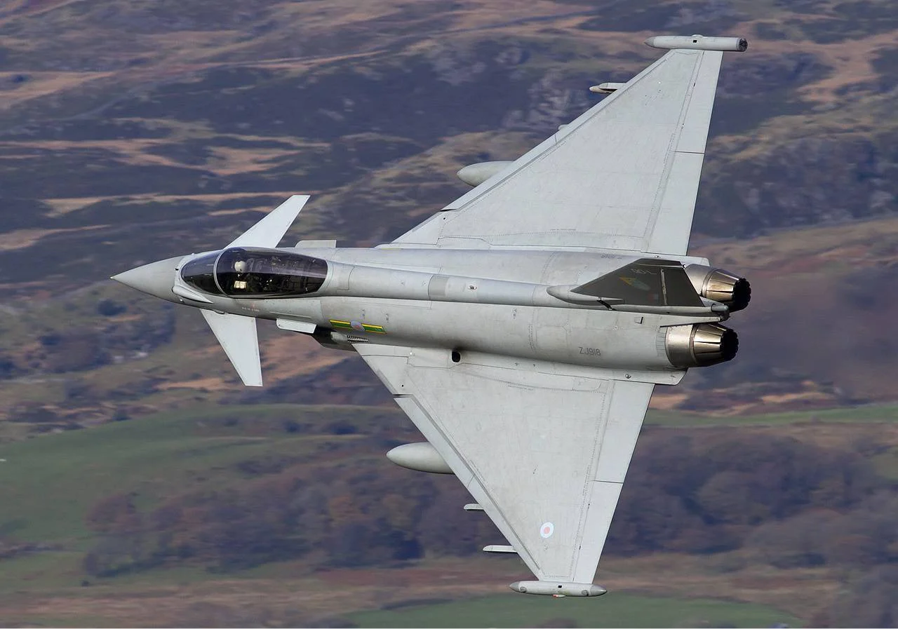 1367721230-raf-eurofighter-ef-2000-typhoon-fgr4-lofting-1.webp