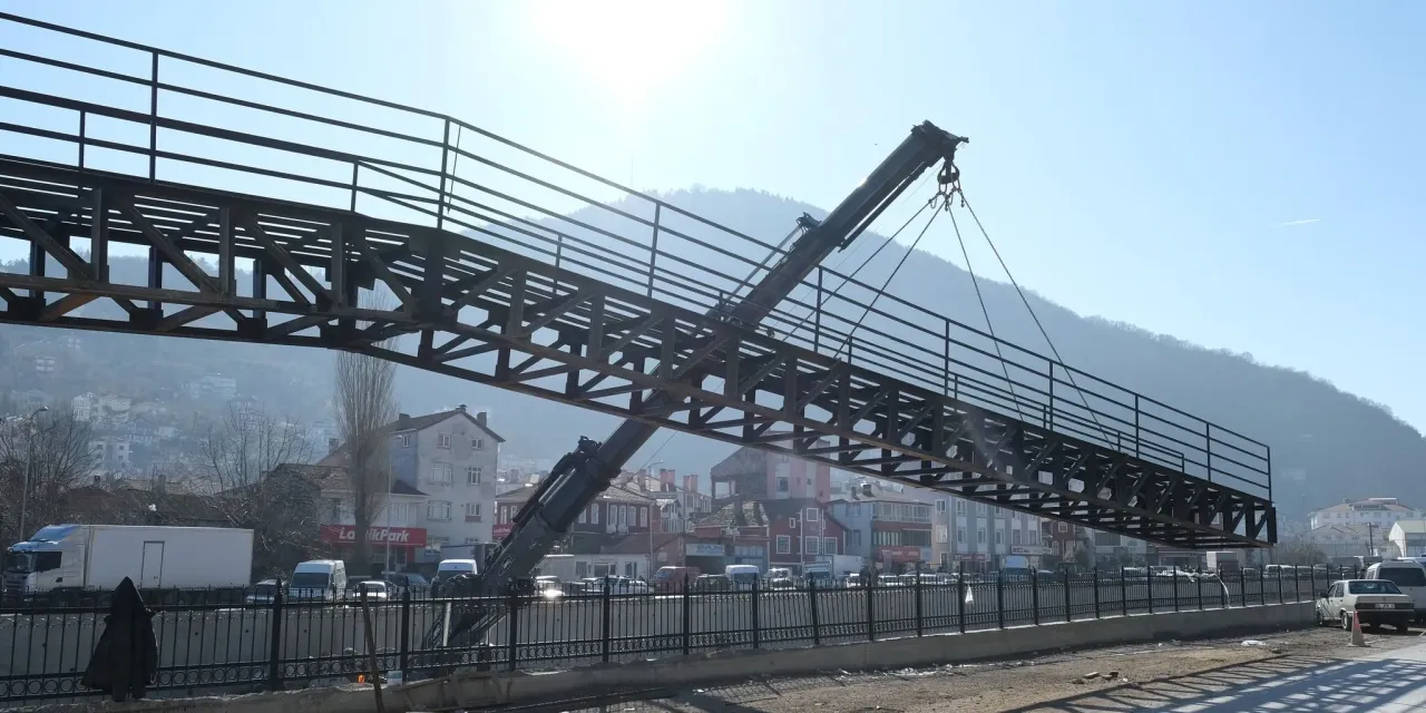 ineboluda-pazar-yeri-koprusu-yeniden-monte-edildi-3.webp