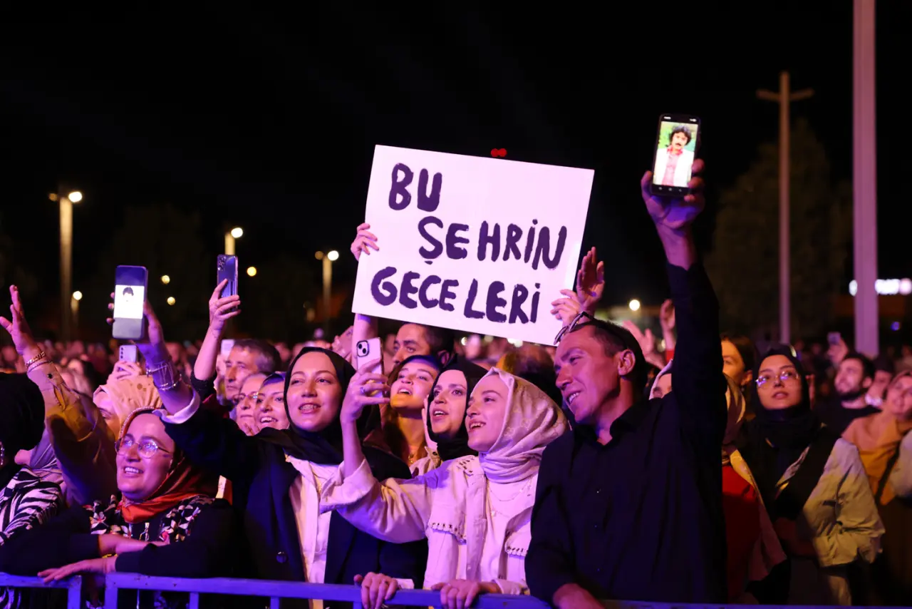 Konya nostalji dolu bir gece yaşadı: Şarkılar hep birlikte söylendi 6