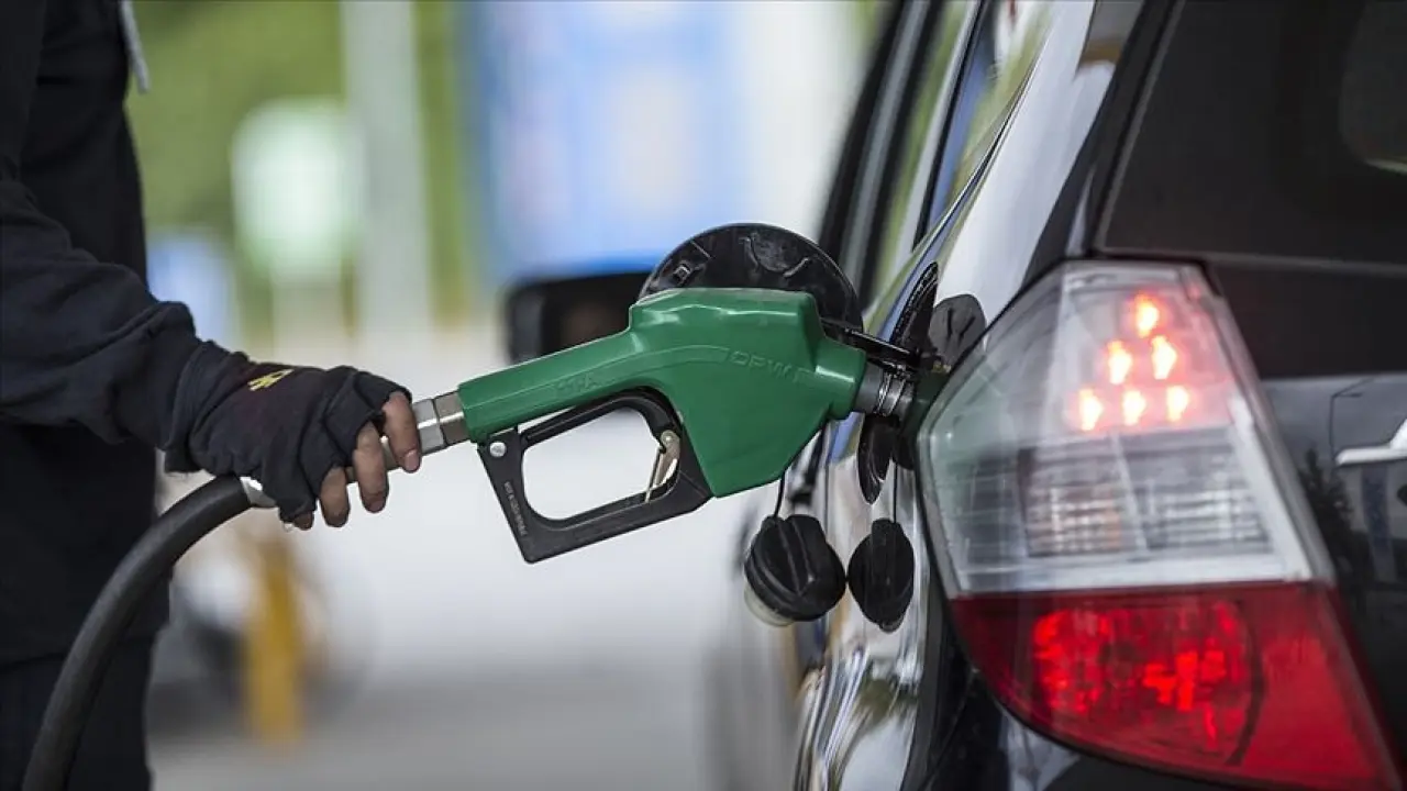 Sürücülere bir kötü haber daha! Benzine ve motorine gece yarısı zam geldi 3