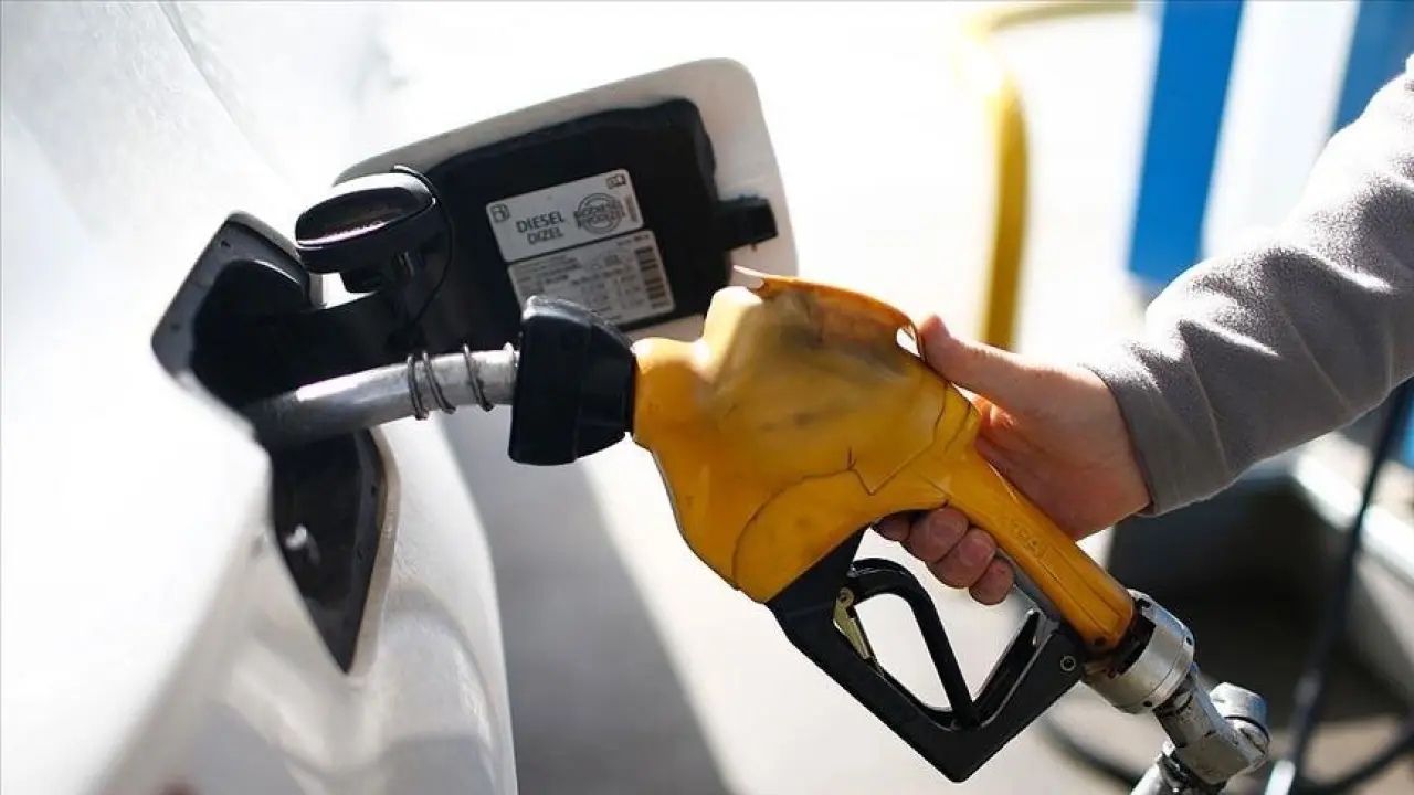 Sürücülere bir kötü haber daha! Benzine ve motorine gece yarısı zam geldi 2
