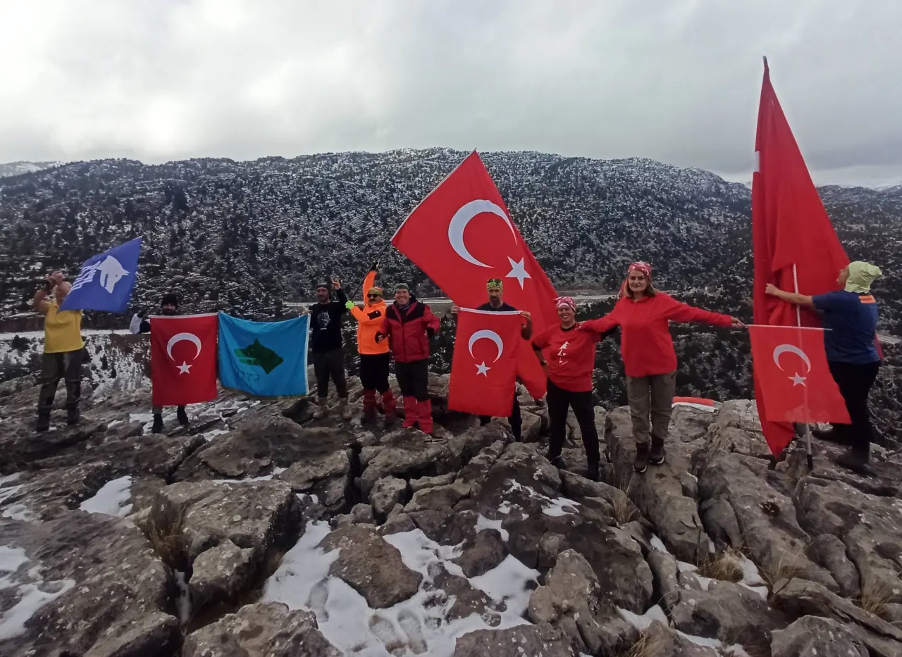 Konya'da kral hareket: Kurt Kayalarına bayrak için tırmandılar 5