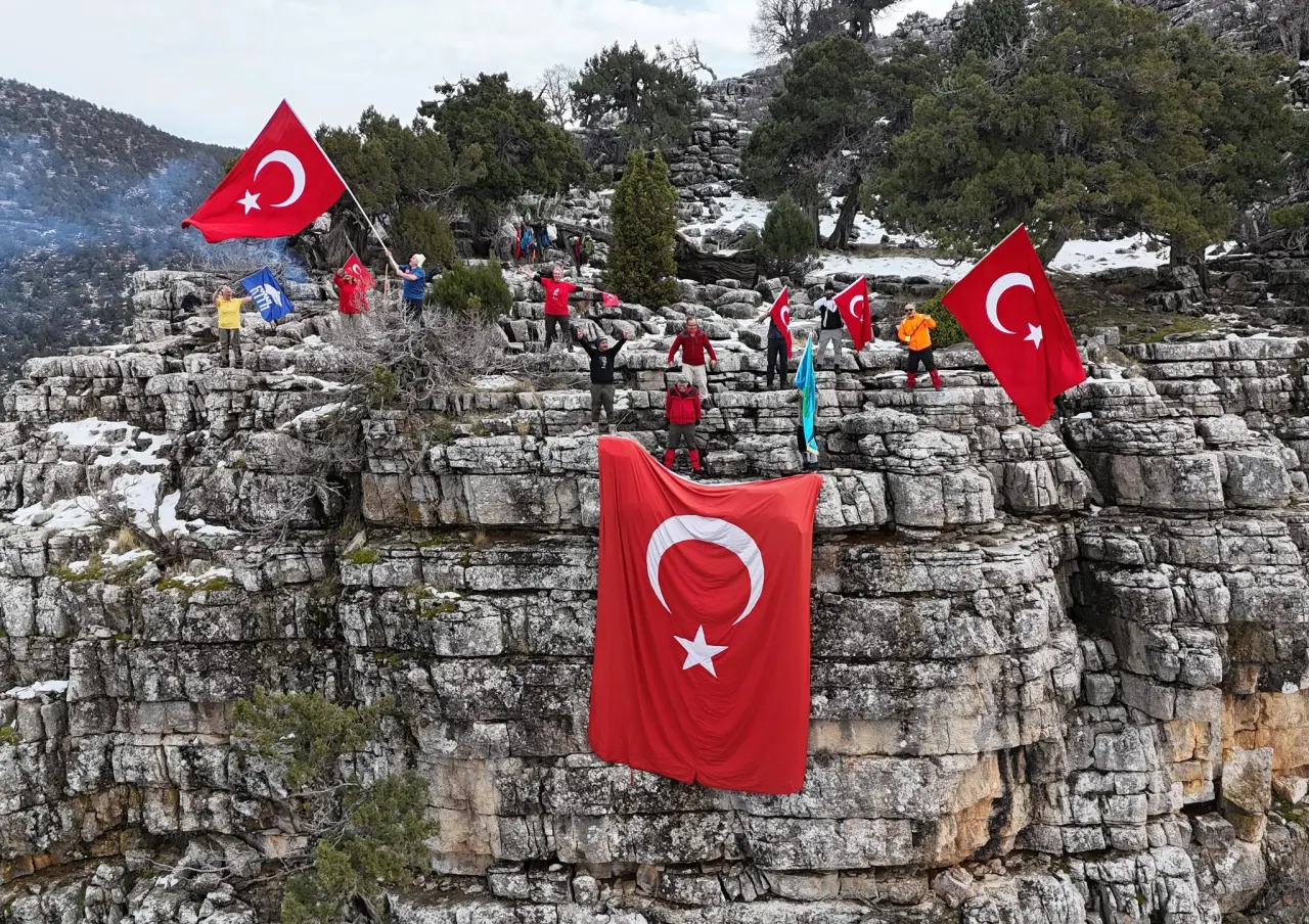 Konya'da kral hareket: Kurt Kayalarına bayrak için tırmandılar 1