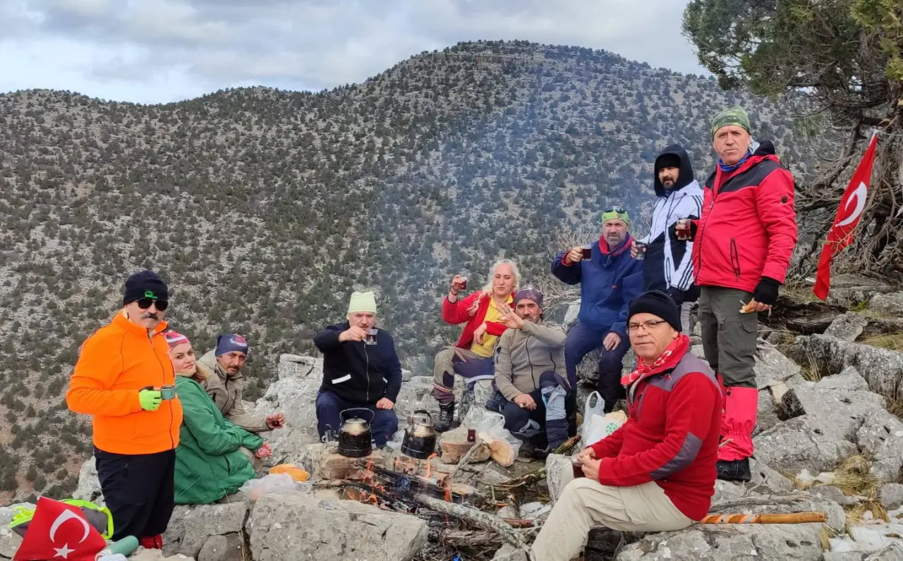 Konya'da kral hareket: Kurt Kayalarına bayrak için tırmandılar 3